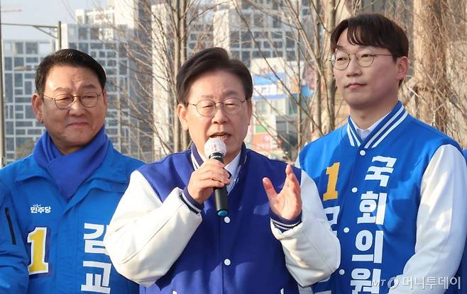 (인천=뉴스1) 임세영 기자 = 이재명 더불어민주당 대표가 20일 오후 인천 서구 정서진중앙시장 인근에서 현장 기자회견을 하고 있다. (공동취재) 2024.3.20/뉴스1  Copyright (C) 뉴스1. All rights reserved. 무단 전재 및 재배포,  AI학습 이용 금지. /사진=(인천=뉴스1) 임세영 기자