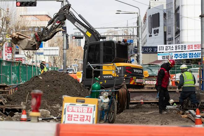 지난해 건설산업 임금 체불액은 전년(2925억원)과 비교할 때 49.2% 증가한 4363억원을 기록했다. 전 산업 임금 체불액이 1조7845억원이었던 것과 비면 전체의 24.4%를 건설업이 차지했다는 의미다./사진=뉴시스