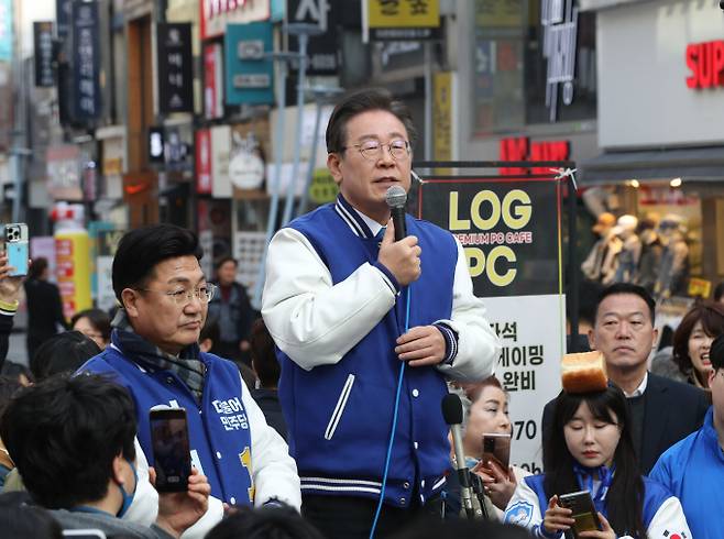 이재명 더불어민주당 대표가 지난 19일 서울 강북을 경선에서 패배한 박용진 민주당 의원(서울 강북을)의 경선 결과에 대해 "이 얘기는 여기서 끝내자"고 말했다. 사진은 이 대표가 지난 19일 경기 이천시 이천중앙로 문화의거리에서 시민들에게 연설을 하는 모습. /사진=뉴스1