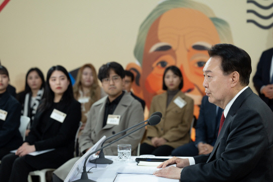 민생토론회 발언하는 윤 대통령 윤석열 대통령이 19일 서울 영등포구 문래예술공장에서 ‘도시혁신으로 만드는 새로운 한강의 기적’을 주제로 열린 스물한 번째 국민과 함께하는 민생토론회에서 발언하고 있다. 뉴시스