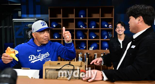 LA 다저스 데이브 로버츠 감독과 한화 이글스 류현진./고척 = 유진형 기자 zolong@mydaily.co.kr