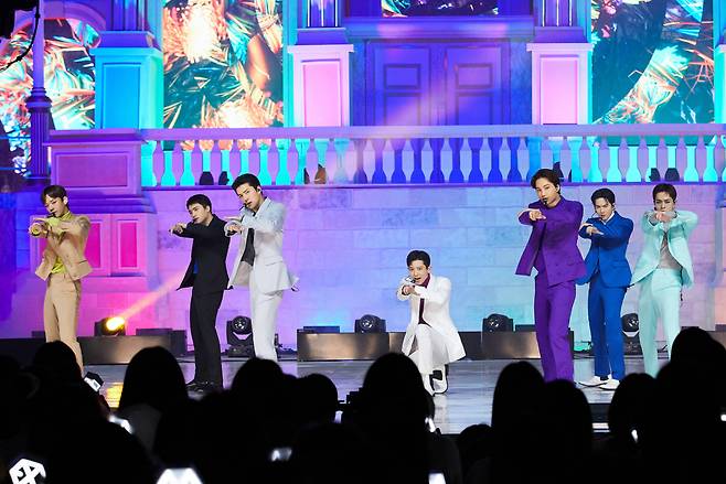2012년 데뷔한 12인조 보이그룹 엑소는 데뷔 6개월 만에 밀리언셀러를 달성, 한국 가요계에 12년 만에 100만장 음반 발매 시대를 열었다. [SM엔터테인먼트 제공]