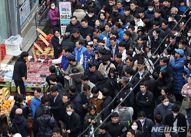 [원주=뉴시스] 이영환 기자 = 이재명 더불어민주당 대표가 19일 오후 강원도 원주시 중앙시장 일원에서 시민들을 만나고 있다.  (공동취재) 2024.03.19. photo@newsis.com