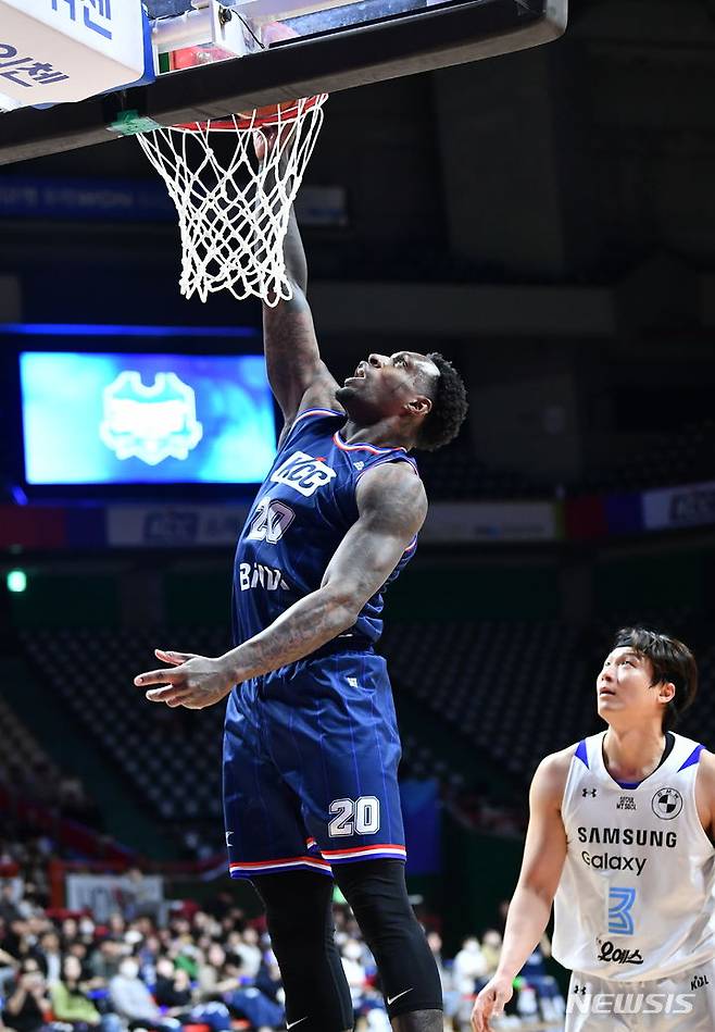 [서울=뉴시스]프로농구 KCC 라건아. (사진=KBL 제공)