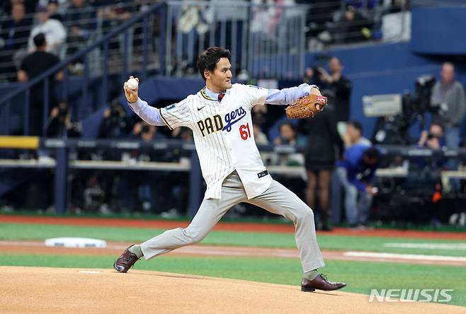 [서울=뉴시스] 정병혁 기자 = 한국인 최초 메이저리거 박찬호(전 LA 다저스 선수)가 20일 서울 고척스카이돔에서 열린 미국프로야구(MLB) 공식 개막전 LA 다저스 vs 샌디에이고 파드리스 1차전 경기 시작 전 시구를 하고 있다. (공동취재) 2024.03.20. photo@newsis.com