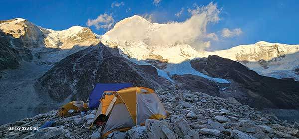 스위스캠프(5,150m) 못미처 너덜지대 캠프에서 촬영한 캠프지의 전경사진.