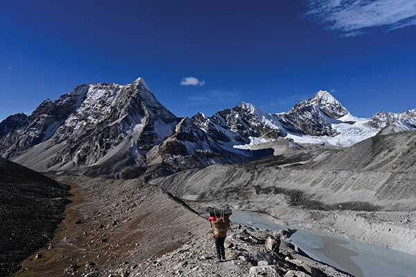 콩메딩마를 향해 내려가는 스태프. 주위에는 포카리가 많다.