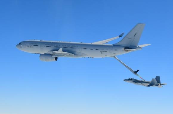 방위사업청이 16일 한국형전투기 KF-21, ‘보라매’ 시제 5호기가 경남 사천 제3훈련비행단에서 이륙해 남해 상공에서 최초 비행에 성공했다고 밝혔다. 사진=방위사업청