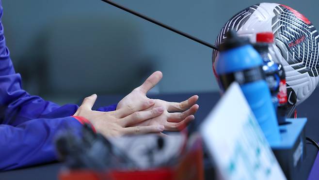 축구대표팀 주장 손흥민이 20일 서울월드컵경기장에서 2026 FIFA 북중미 월드컵 2차 예선 한국-태국전 기자회견을 하는 가운데 오른쪽 손가락이 부어 있다. 2024.3.20 연합뉴스