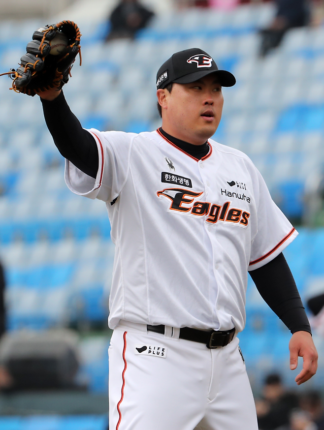 3월 12일 대전한화생명이글스파크에서 열린 2024 프로야구 KIA 타이거즈와 한화 이글스의 시범 경기 1회 초, 한화 선발 류현진이 공을 글러브에 쥐고 있다. 연합뉴스