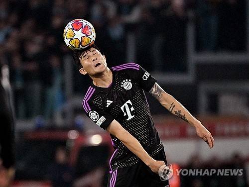 맨체스터 유나이티드 주변에서 다시 김민재 광풍이 불 조짐이다. 바이에른 뮌헨에서 토마스 투헬 감독의 엉뚱한 선택으로 인해 벤치로 밀린 김민재에 대해 맨유가 다시 영입에 나설 수 있고, 팬들도 원하고 있다는 보도가 속속 나오고 있다. 맨유는 지난해 여름 김민재 모셔가기에 박차를 가하다가 구단 매각 문제가 해결되지 않아 결국 뮌헨에 내준 적이 있다. 공동구단주가 온 만큼 올여름을 달라질 수 있다. SNS