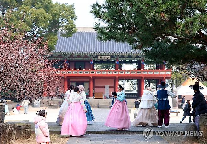 한복 차림의 중국인 관광객들 [연합뉴스 자료 사진]