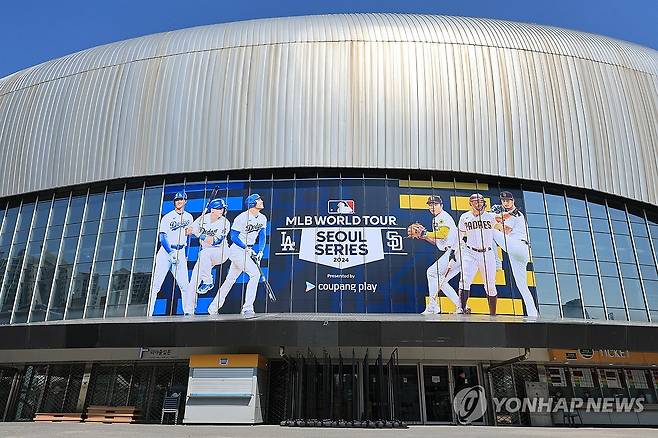 MLB 서울시리즈 일주일 앞둔 고척돔 (서울=연합뉴스) 신현우 기자 = 미국프로야구(MLB) 월드투어 서울시리즈를 일주일 앞둔 13일 서울 고척스카이돔 창이 경기를 알리는 내용으로 랩핑돼 있다.
    로스앤젤레스 다저스와 샌디에이고 파드리스는 20~21일 오후 7시 5분 고척스카이돔에서 MLB 정규리그 개막 2연전을 벌인다. 이 경기는 우리나라에서 열리는 첫 MLB 공식 경기이자 미국 밖에서 열리는 9번째 MLB 정규리그 개막전이다. 2024.3.13 nowwego@yna.co.kr