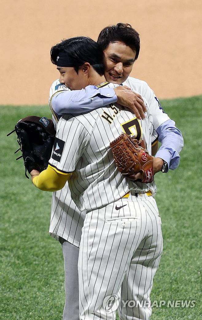 시구하는 박찬호 받아낸 김하성의 포옹 (서울=연합뉴스) 박동주 기자 = 박찬호가 20일 서울 고척스카이돔에서 열린 2024년 미국프로야구 메이저리그(MLB) 정규시즌 개막전 로스앤젤레스 다저스와 샌디에이고 파드리스의 경기에 앞서 시구를 마친 뒤 공을 받은 김하성과 포옹하고 있다. 2024.3.20 [공동취재] pdj6635@yna.co.kr