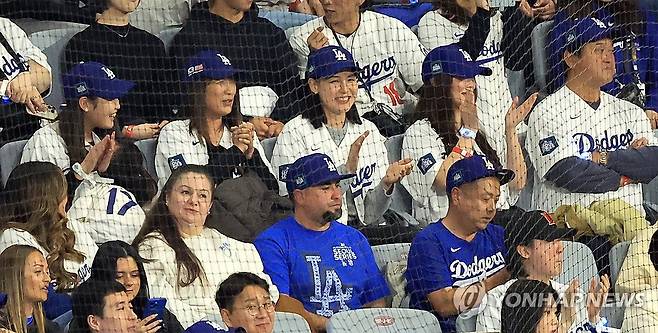 오타니의 경기 응원하는 아내와 가족들 (서울=연합뉴스) 박동주 기자 = 20일 서울 고척스카이돔에서 열린 2024년 미국프로야구 메이저리그(MLB) 정규시즌 개막전 로스앤젤레스 다저스와 샌디에이고 파드리스의 경기. 
    다저스 오타니 쇼헤이의 부인 다나카 마미코(가운데)와 가족들이 경기를 지켜보고 있다. 2024.3.20 [공동취재] pdj6635@yna.co.kr