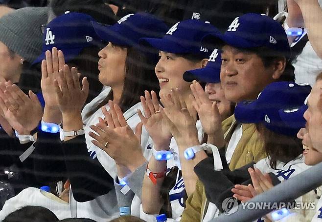 적시타 ‘오타니’, 가족들도 ‘조타니’ (서울=연합뉴스) 박동주 기자 = 20일 오후 서울 고척스카이돔에서 미국프로야구(MLB) 공식 개막전 LA다저스 대 샌디에이고 파드리스 1차전 경기. LA다저스 오타니 쇼헤이의 아내 다나카 마미코를 비롯한 가족들이 8회초 1사 1.2로 때 1타점 적시타를 친 LA 다저스 오타니를 보며 기뻐하고 있다. 2024.3.20 [공동취재] pdj6635@yna.co.kr