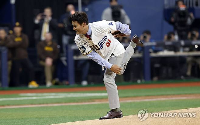 다저스-샌디에이고 '반반유니폼' 입고 시구하는 박찬호 (서울=연합뉴스) 박동주 기자 = 박찬호가 20일 서울 고척스카이돔에서 열린 2024년 미국프로야구 메이저리그(MLB) 정규시즌 개막전 로스앤젤레스 다저스와 샌디에이고 파드리스의 경기에 앞서 시구하고 있다. 2024.3.20 [공동취재] pdj6635@yna.co.kr