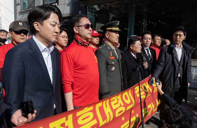 해병대 채 상병 순직사건 수사 이첩 관련 항명 및 상관명예훼손 혐의로 기소된 박정훈 전 해병대 수사단장(대령)이 21일 오전 서울 용산구 중앙지역군사법원에서 열리는 3차 공판에 참석하는 길에 취재진과 만나고 있다. 이준석 개혁신당 대표와 임태훈 전 군인권센터 소장 등이 함께 하고 있다. (사진=뉴스1)