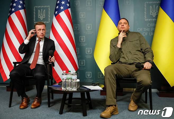 우크라이나 키이우에 방문한 제이크 설리번 백악관 국가안보보좌관이 20일(현지시간) 안드리 예르막 우크라이나 대통령 비서실장을 만나 공동 기자회견에 나서고 있다. 2024.03.20. ⓒ 로이터=뉴스1 ⓒ News1 정윤영 기자