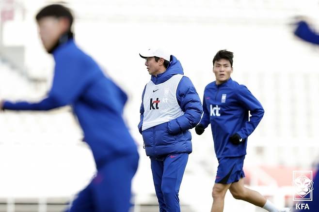 대한민국 축구 국가대표팀 황선홍 감독이 19일 고양종합운동장에서 2026 북중미 월드컵 아시아 2차 예선 태국전을 앞두고 진행된 비공개 훈련에서 선수들의 훈련 모습을 지켜보고 있다. (대한축구협회 제공) 2024.3.19/뉴스1 ⓒ News1 김성진 기자