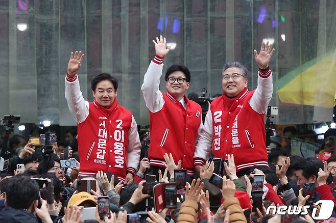 한동훈 국민의힘 총괄선대위원장(가운데)과 이용호 후보(서대문 갑), 박진 후보(서대문 을)가 19일 서울 서대문구 인왕시장에서 지지자들에게 인사하고 있다. (공동취재) 2024.3.19/뉴스1 ⓒ News1 민경석 기자