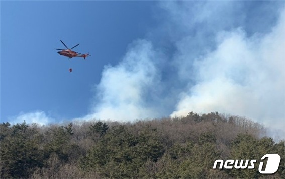 경남 거제시 거제면 한 야산으로 출동한 산불진화헬기.(산림청 제공)