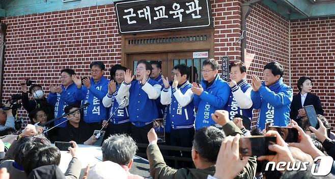 이재명 더불어민주당 대표가 21일 전북자치도 군산시 근대문화역사거리를 찾아 시민들에게 지지를 호소하고 있다. 2024.3.21/뉴스1 ⓒ News1 유경석 기자