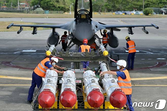 대만 공군 병사들이 17일(현지시간) 화롄 공군기지에서 훈련 중 F-16V 전투기 앞에서 미국산 하푼 AGM-84 대함 미사일의 장전 준비를 하고 있다. ⓒ AFP=뉴스1 ⓒ News1 우동명 기자