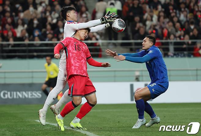 21일 오후 서울 마포구 서울월드컵경기장에서 열린 2026 북중미 월드컵 아시아지역 2차예선 C조 조별리그 3차전 대한민국과 태국의 경기에서 주민규가 태국 골키퍼 패티왓 캄마이에게 막히고 있다. 2024.3.21/뉴스1 ⓒ News1 김민지 기자