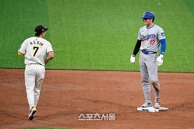 20일 오후 서울 고척스카이돔에서?‘MLB 월드투어 서울 시리즈’?LA 다저스와 샌디에이고 파드리스의 개막 경기가 열렸다. 3회초 2사 1루에서 다저스 오타니가 2루 도루에 성공하며 샌디에이고 김하성과 인사를 나누고 있다. 2024. 3. 20. 고척 | 최승섭기자 thunder@sportsseoul.com