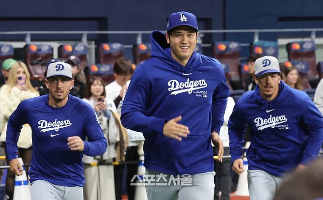한국에서 사상 최초로 열리는 미국프로야구 메이저리그(MLB) 정규시즌 개막전인 LA다저스와 샌디에이고 파드리스경기가 20일 오후 서울 고척스카이돔에서 열렸다. 경기전 LA 오타니가 몸을 풀고있다. 2024. 3. 20. 고척 | 최승섭기자 thunder@sportsseoul.com