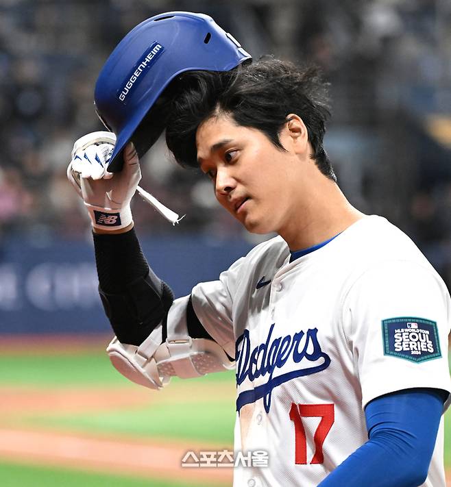 21일 오후 서울 고척스카이돔에서?‘MLB 월드투어 서울 시리즈’?LA 다저스와 샌디에이고 파드리스의 경기가 열렸다.7회말 1사 1루에서 LA 다저스 오타니 쇼헤이가 외야 플라이로 물러나며 아쉬운 표정을 짓고 있다.2024. 3. 21.고척 | 최승섭기자 thunder@sportsseoul.com