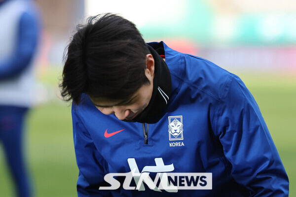 대한민국 축구 국가대표팀 이강인이 20일 오후 서울 마포구 서울월드컵경기장에서 열린 2026 FIFA 북중미 월드컵 2차 예선 태국과의 경기 전 훈련에 앞서 취재진에게 인사하고 있다. 사진┃뉴시스