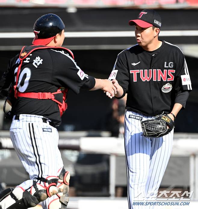 9일 수원KT위즈파크에서 열린 KBO 리그 LG와 KT의 시범경기, LG가 5대2로 승리했다. 경기 종료 후 기쁨을 나누는 유영찬 허도환 배터리의 모습. 수원=허상욱 기자wook@sportschosun.com/2024.03.09/