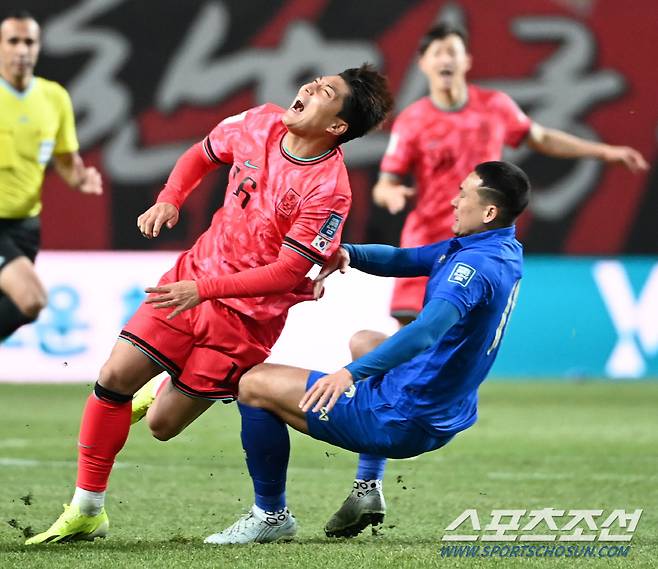 21일 서울월드컵경기장에서 열린 2026 FIFA 북중미 월드컵 2차 예선 대한민국과 태국의 경기, 주민규가 상대 수비에 넘어지고 있다. 상암=허상욱 기자wook@sportschosun.com/2024.03.21/