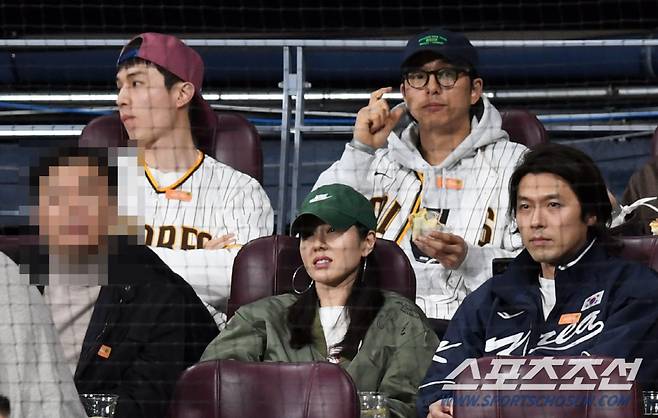 현빈과 손예진이 21일 고척 스카이돔에서 열린 MLB 서울시리즈  샌디에이고 파드리스와 LA 다저스 경기를 지켜보고 있다. 뒤는 이동욱과 공유 

2024. 3. 21.

고척 | 정재근 기자 cjg@sportschosun.com/2024.3.21/