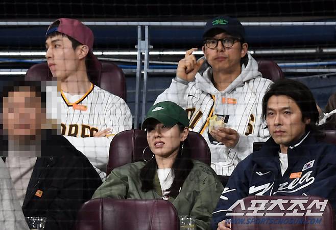 현빈과 손예진이 21일 고척 스카이돔에서 열린 MLB 서울시리즈  샌디에이고 파드리스와 LA 다저스 경기를 지켜보고 있다. 뒤는 이동욱과 공유 

2024. 3. 21.

고척 | 정재근 기자 cjg@sportschosun.com/2024.3.21/