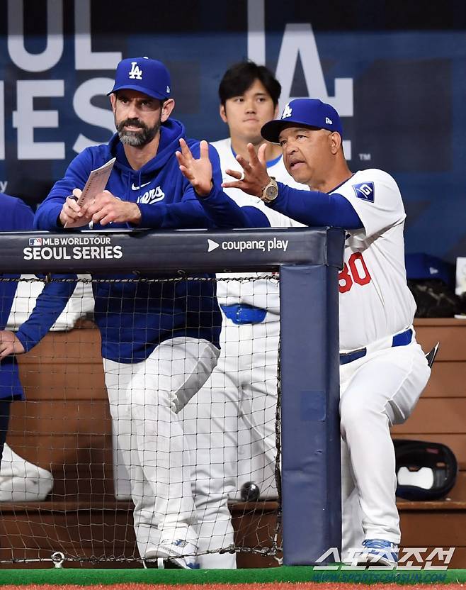 LA 다저스 로버츠 감독이 21일 고척 스카이돔에서 열린 MLB 서울시리즈  샌디에이고 파드리스와 경기 1회초 경기를 지켜보고 있다. 고척=정재근 기자 cjg@sportschosun.com/2024.3.21/