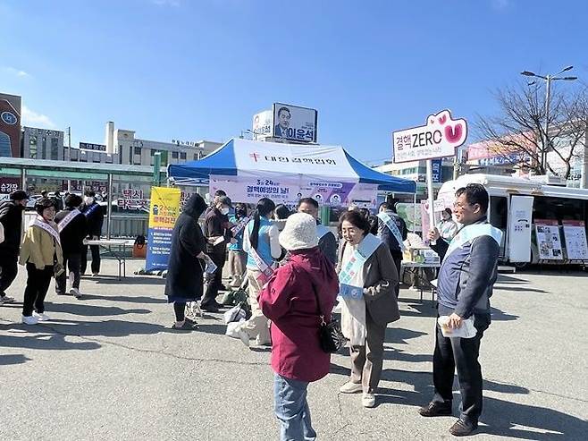 대한결핵협회 광주·전남지부가 목포역에서 결핵예방의 중요성을 알리는 캠페인을 펼치고 있다. [사진제공=대한결핵협회 광주·전남지부]