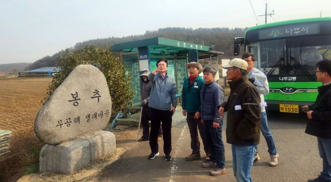 윤병태 나주시장이 지난 17일 마을버스 노선 연장 조치를 하루 앞두고 동강면을 방문, 번경된 버스 운행 시간표와 승강장 시설 등을 점검하고 있다. [사진제공=나주시]