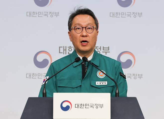 박민수 보건복지부 2차관이 21일 서울 종로구 정부서울청사 별관에서 의사 집단행동 중앙사고수습본부 브리핑을 하고 있다. /뉴스1