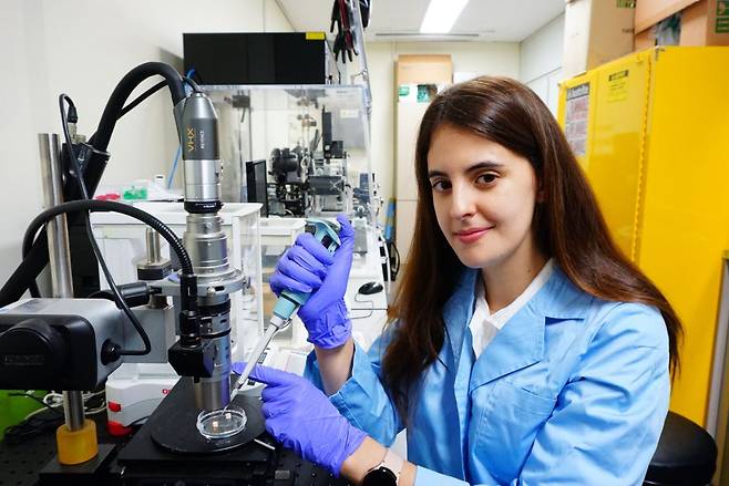 포르투갈 출신의 마르타 곤살베스 성균관대 박사 후 연구원은 한국의 화장품 기술을 배우기 위해 2019년 한국을 찾았다. 그는 박사 과정을 마친 후에도 여전히 한국에 남아 연구를 이어가고 있다. 이제 다음 목표는 한국 화장품 기업에서 일하며 세계 무대를 누비는 것이다./수원=이병철 기자