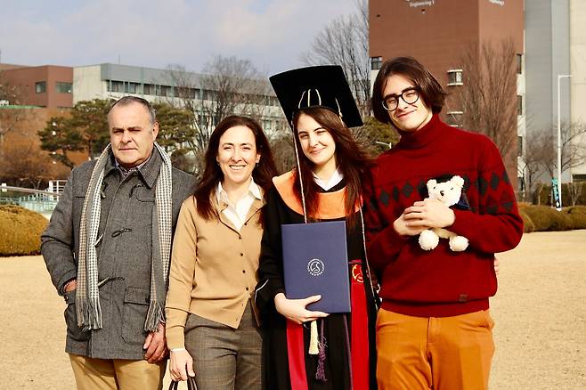 마르타 곤살베스 성균관대 박사 후 연구원(왼쪽에서 세 번째)은 올해 초 박사 과정을 마친 이후에도 한국에 남아 연구를 이어가고 있다./마르타 곤살베스