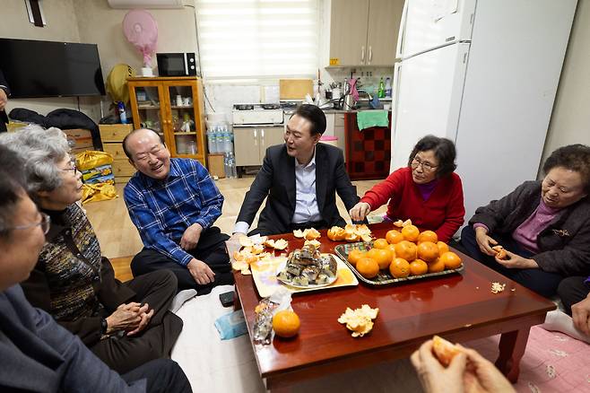 (서울=뉴스1) 오대일 기자 = 윤석열 대통령이 설 명절을 앞둔 7일 서울 강북구의 한 미등록 경로당을 방문해 어르신들과 대화를 나누고 있다. (대통령실 제공) 2024.2.7/뉴스1