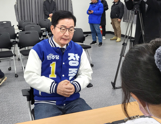 장종태 더불어민주당 대전 서구갑 국회의원 후보가 21일 대전 서구선거관리위원회를 찾아 후보 등록을 하고 있다. 정민지 기자