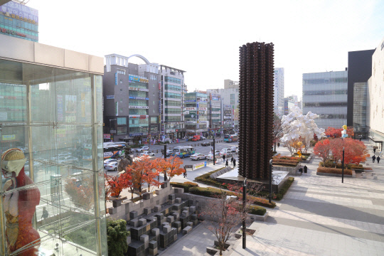 아라리오 갤러리에서 아라리오 조각광장의 작품 '수백만 마일-머나먼 여정'이 보인다. 아라리오 제공