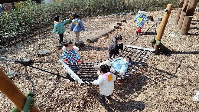 성동구 금호산에 조성된 유아 숲체험원에서 체험활동을 하고 있는 어린이들.ⓒ데일리안 김인희 기자