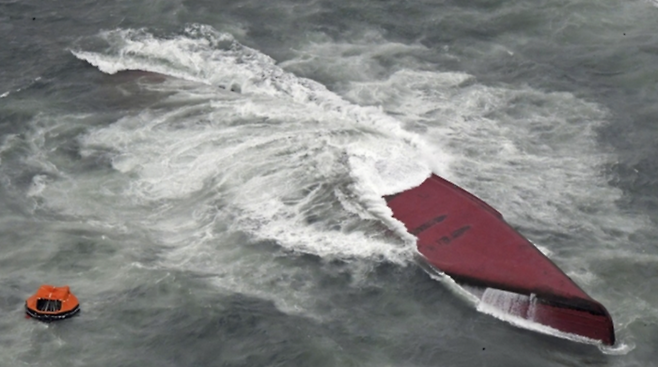 일본 야마구치현의 북서부 앞바다에서 20일 오전 전복된 한국 선박. ⓒAP/연합뉴스