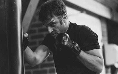 샌드백 두드리는 마크롱 프랑스 대통령[출처: 소아지그 드 라 므와소니에 인스타그램] 연합뉴스