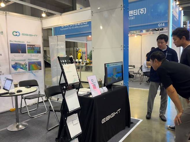 지난해 열린 '안전산업박람회'에서 이에이트 디지털 트윈 기술이 소개되고 있다. 사진=이에이트